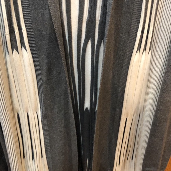 New Directions XL Gray and White Sweater - Picture 2 of 5